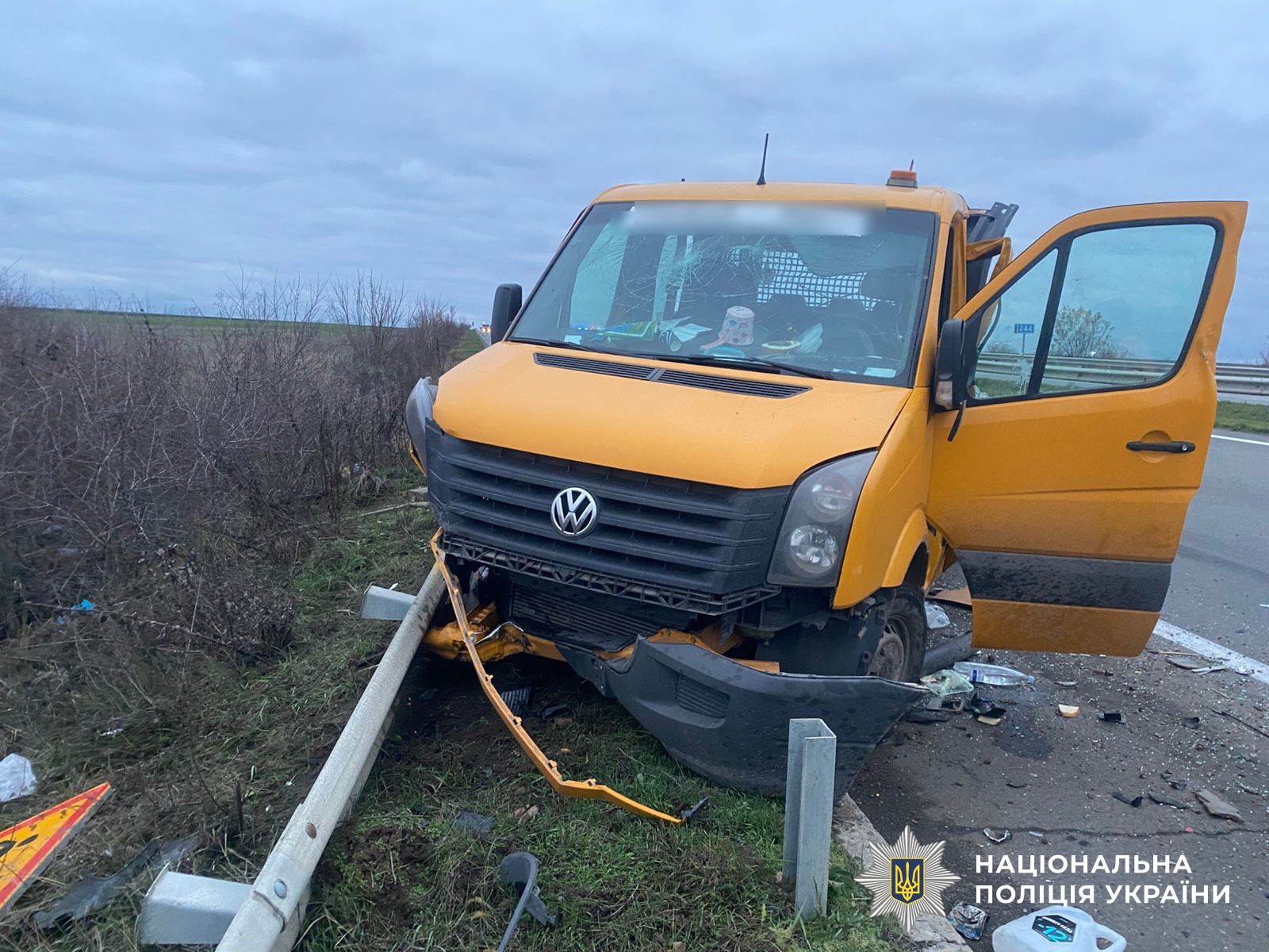 Фото до матеріалу: ДТП на трасі Київ–Одеса: двоє чоловіків травмовані після зіткнення мікроавтобуса з вантажівкою
