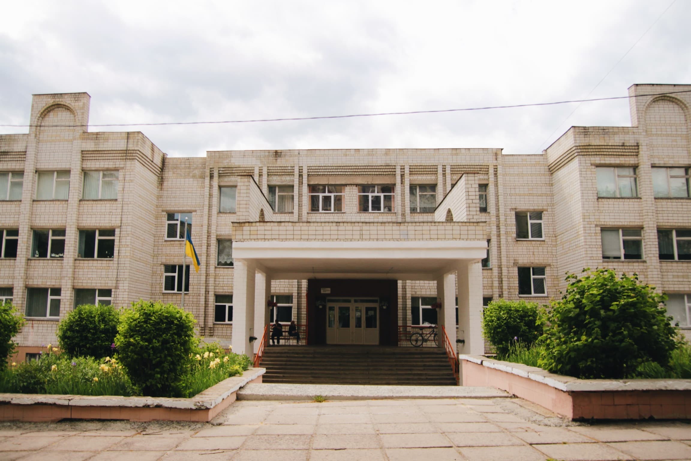Фото до матеріалу: Скандал у львівській школі №13: вчительку звільнили за образи учня сина військового