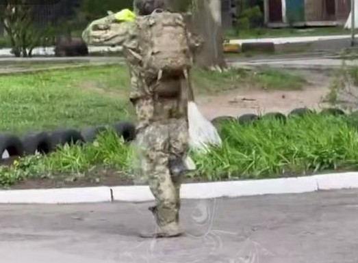 Фото до матеріалу: На Гірницькому помітили чоловіка з сокирою: очевидці повідомляють про погрози (відео)