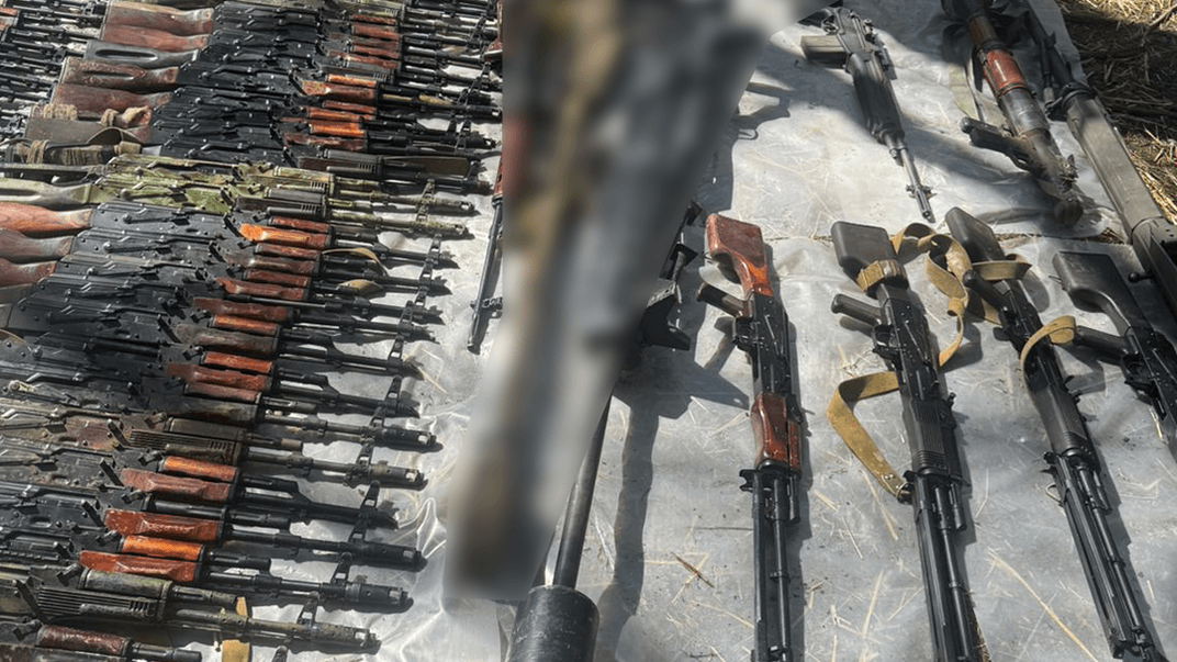 Фото до матеріалу: Ліквідовано канал постачання «нагородної» зброї для проросійських діячів: затримано учасників схеми