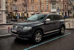 Фото до матеріалу: У Києві з'явився ексклюзивний Aston Martin DBX707
