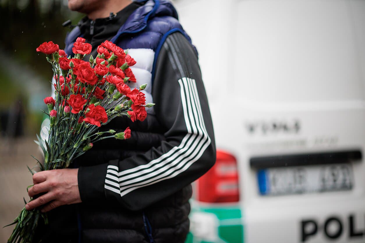 Фото до матеріалу: У Вільнюсі затримали чоловіка з георгіївською стрічкою на кладовищі