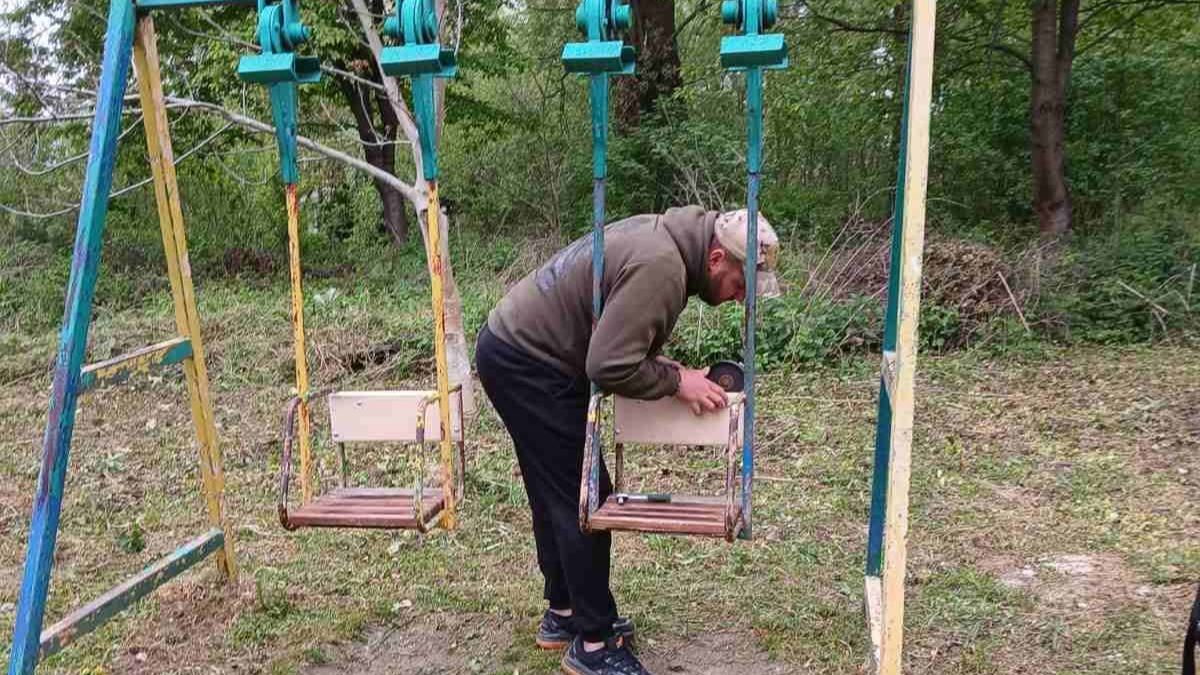 Фото до матеріалу: Мешканці Підгірок відновили дитячий майданчик у рамках громадської толоки