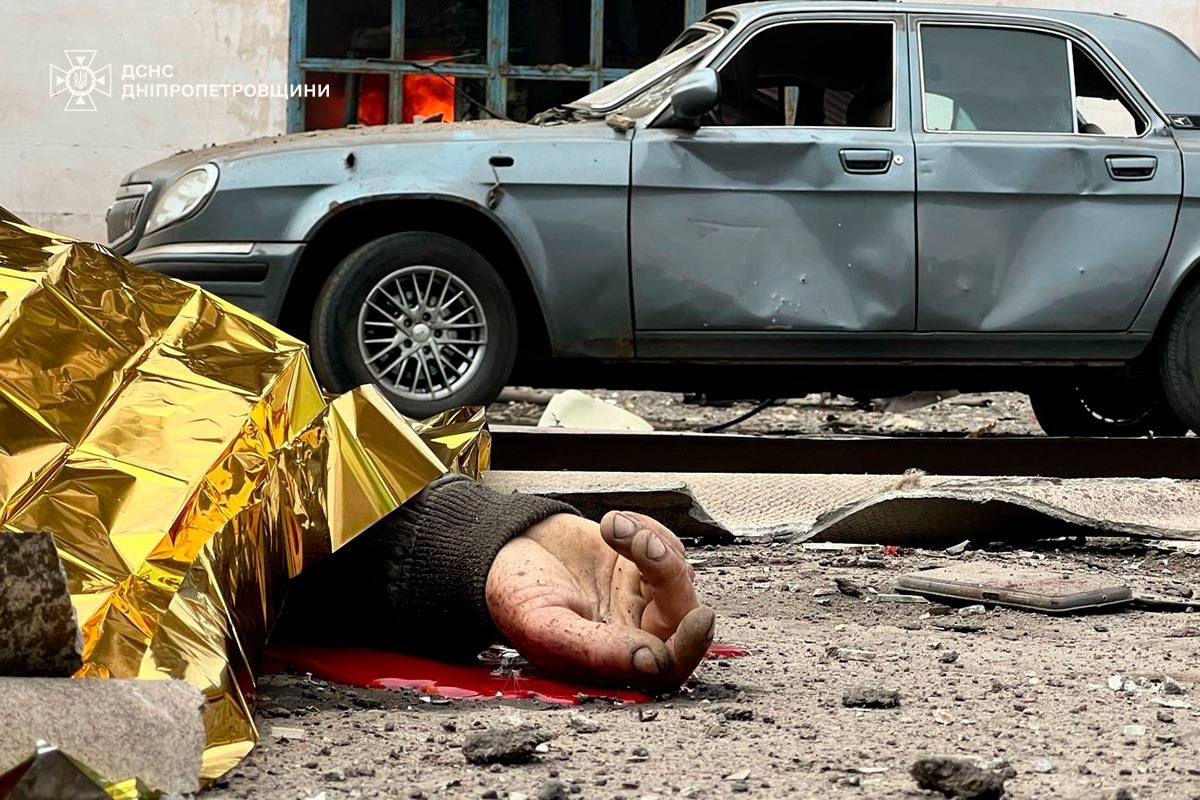 Фото до матеріалу: У Кривому Розі завершили пошуки після ракетного удару: 4 загиблих, 14 поранених
