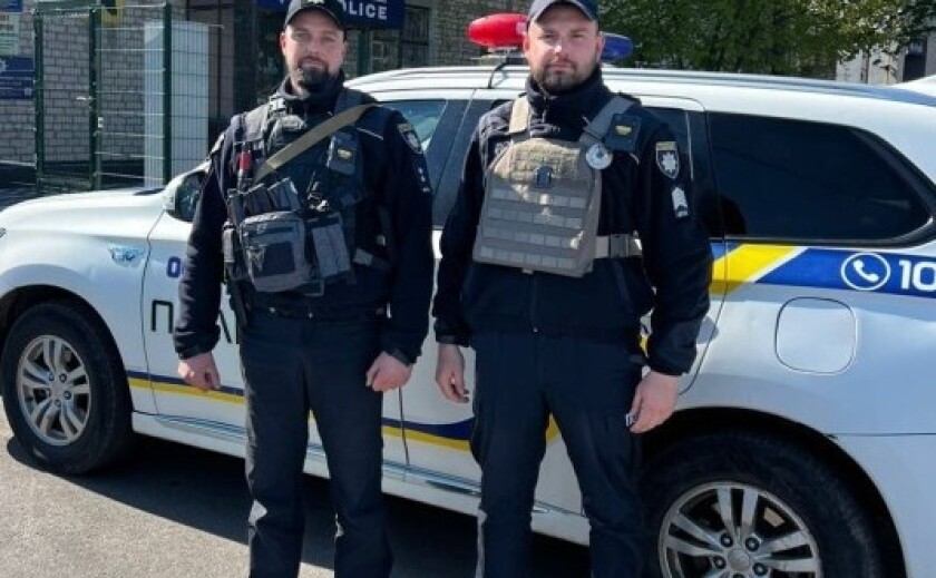 Фото до матеріалу: Полицейські рятували двірочку, яка зачинилася у ванній