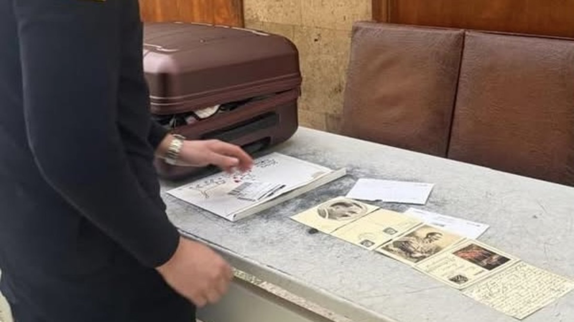 Фото до матеріалу: Київ'янка спробувала вивезти за кордон листівки з Гітлером: митники вилучили стародруки