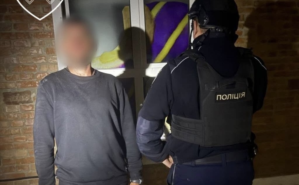 Фото до матеріалу: У Франківську затримали чоловіка, який проник до магазину
