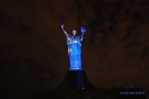 Фото до матеріалу: До Дня Європи «Батьківщину-мати» підсвітили у кольори прапору ЄС