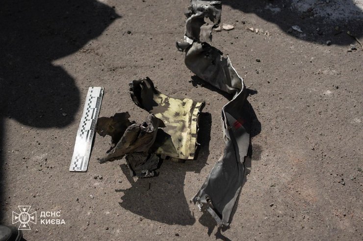 Фото до матеріалу: 20 людей зникли безвісти, рятувальники розбирають руїни у Дарницькому районі, — ДСНС (фото)