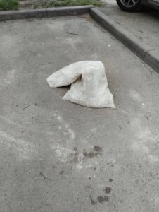 Фото до матеріалу: У Львові виявили спроби незаконного бронювання паркомісць у дворах