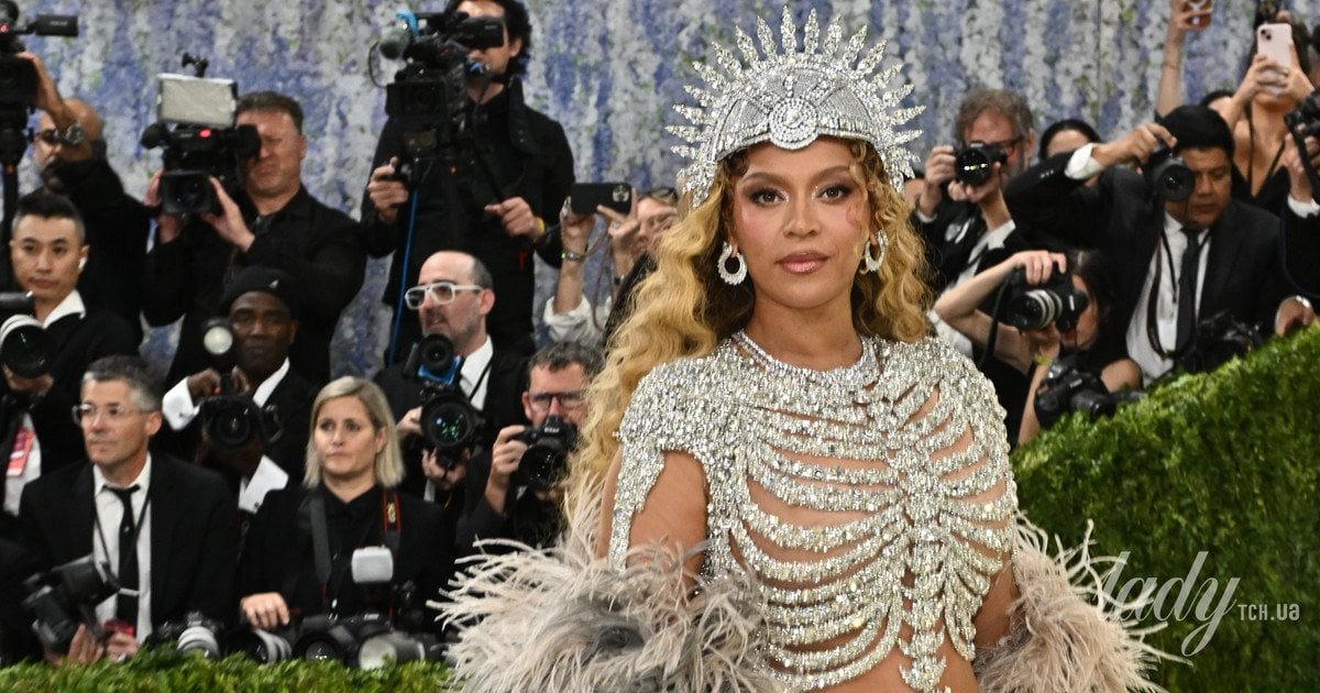 Фото до матеріалу: Світовий фурор: Бейонсе повернулася на Met Gala у сукні-скелеті та короні