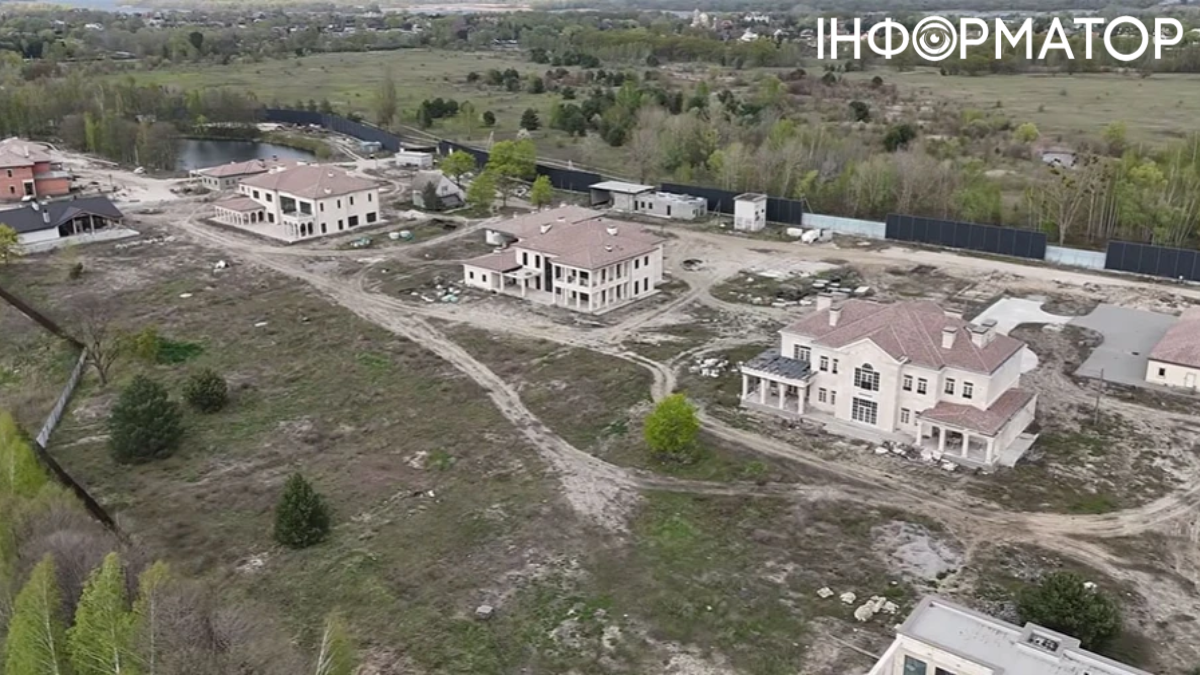 Фото до матеріалу: Плівки НАБУ розкрили деталі елітного будівництва під Києвом: між маєтками Міндіча та Зеленського — новий паркан