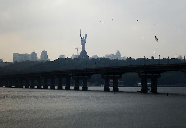 Фото до матеріалу: Рух мостом Патона в Києві обмежать для термінового ремонту
