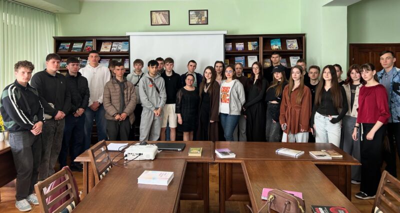 Фото до матеріалу: У ЗУНУ вшанували пам'ять героїв Другої світової війни: студенти дізналися про ціну миру