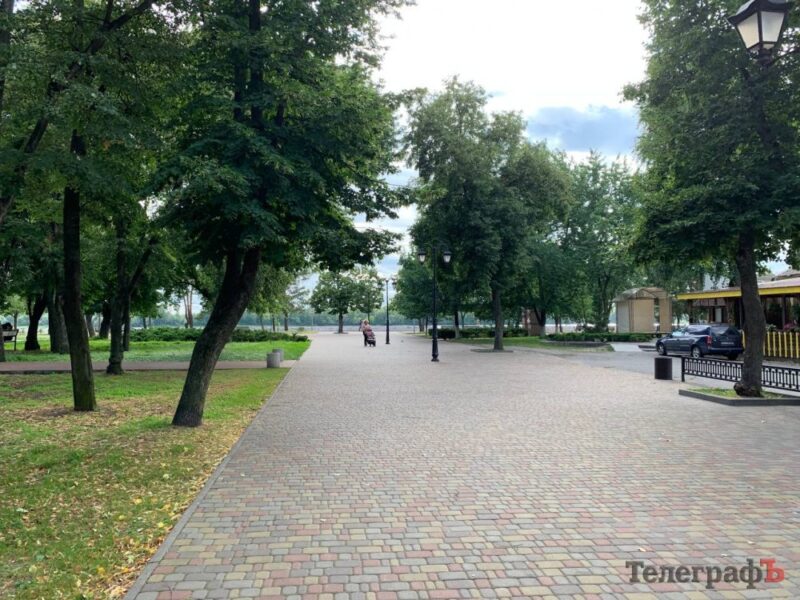 Фото до матеріалу: У Кременчуці оброблятимуть зелені зони від кліщів: жителів просять бути обережними