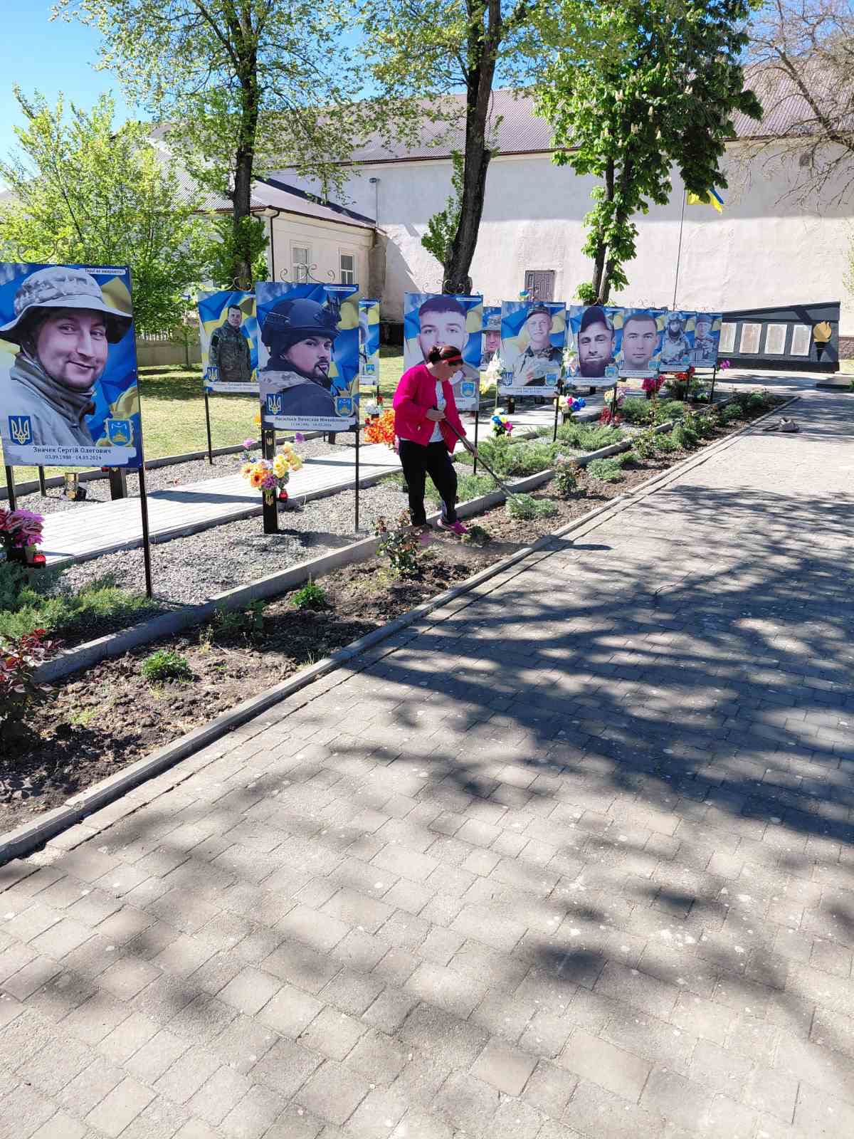 Фото до матеріалу: У Курісовому відреставрували пам'ятник захисникам та оновили Алею Слави