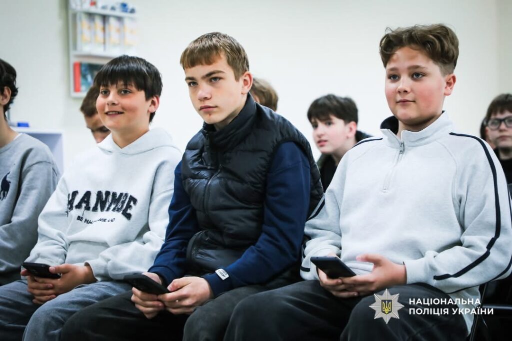 Фото до матеріалу: VR замість нудних правил: як черкаських школярів навчають безпеці у віртуальній реальності