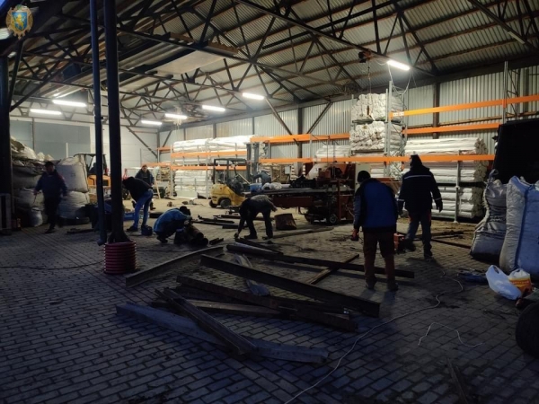 Фото до матеріалу: Відома туристична локація з лавандовим полем на Львівщині відтепер виготовляє протитанкові їжаки