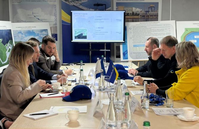 Фото до матеріалу: Делегація ЄС та ЄІБ відвідали Канівську ГЕС для оцінки енергетичної безпеки