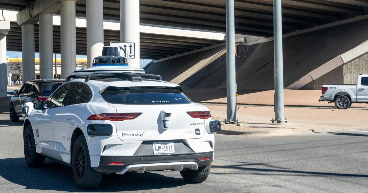 Фото до матеріалу: Безпілотне таксі Waymo вкрали багаж американця в аеропорту: як вирішилася ситуація