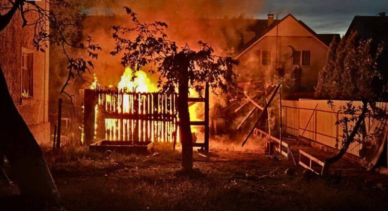 Фото до матеріалу: Атака на Київщину: пошкоджено будинки та підприємства, серед постраждалих – дитина