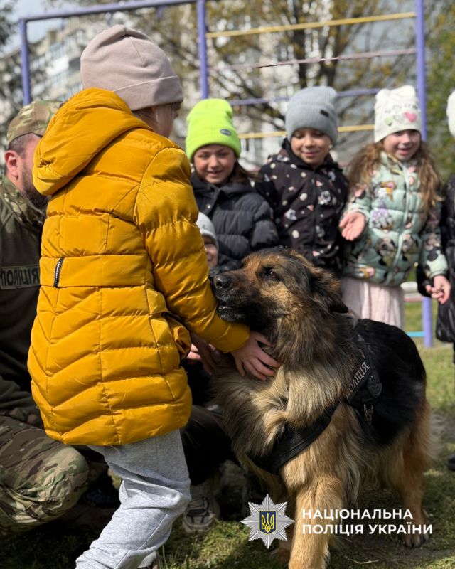 Фото до матеріалу: Діти Черкас познайомилися з поліцією та кінологами