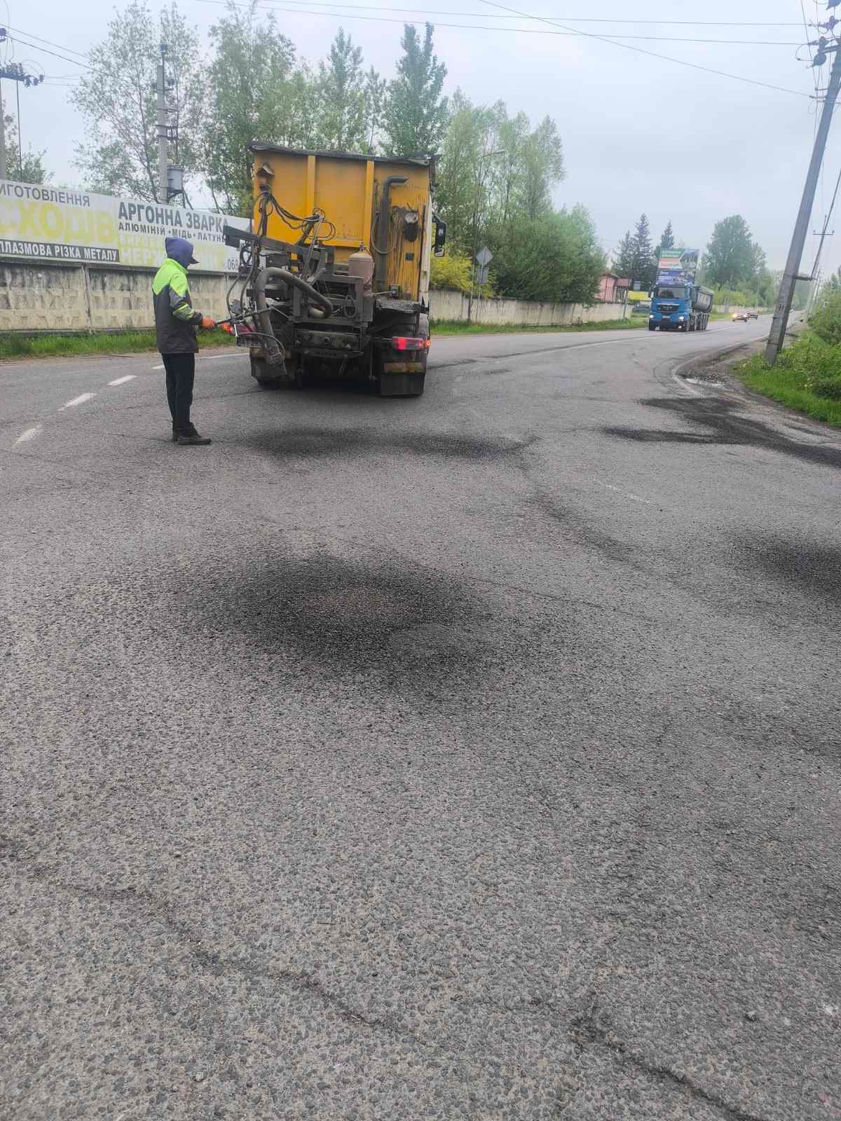 Фото до матеріалу: Ремонт доріг на Прикарпатті: де ліквідовують ямковість цього тижня