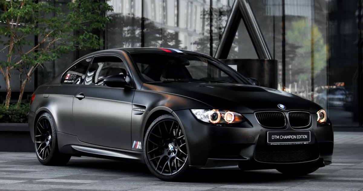 Фото до матеріалу: У Києві з'явився рідкісний 14-річний спорткар BMW M3 DTM Champion Edition