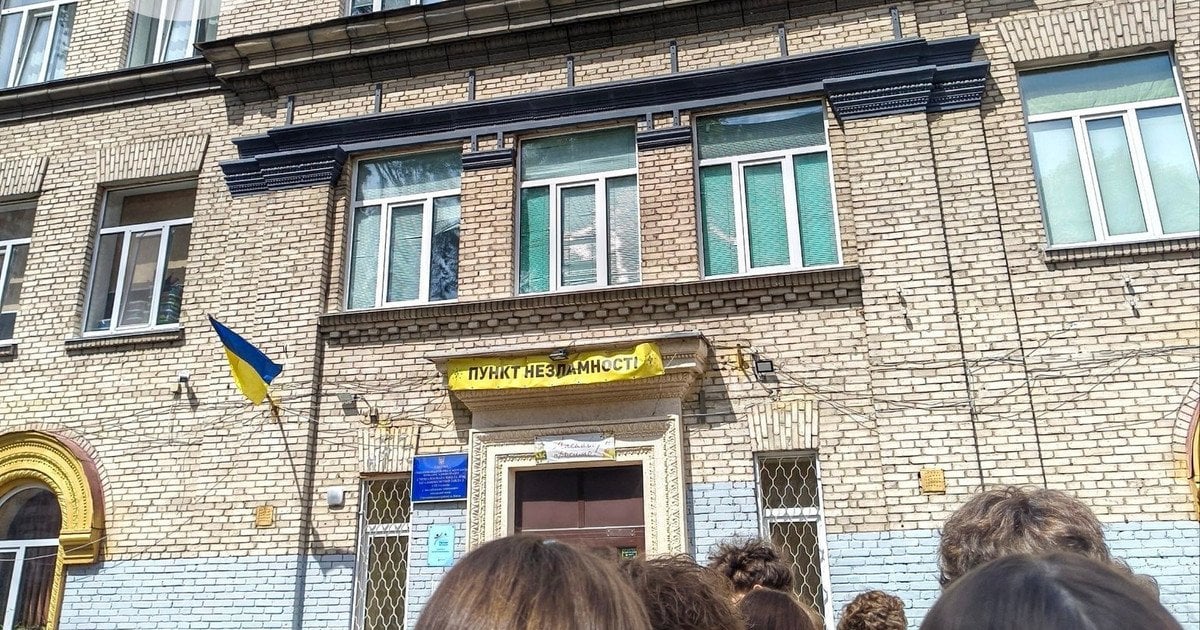 Фото до матеріалу: Поліція розвіяла паніку: у школі №40 Києва не було спроби самогубства вчительки
