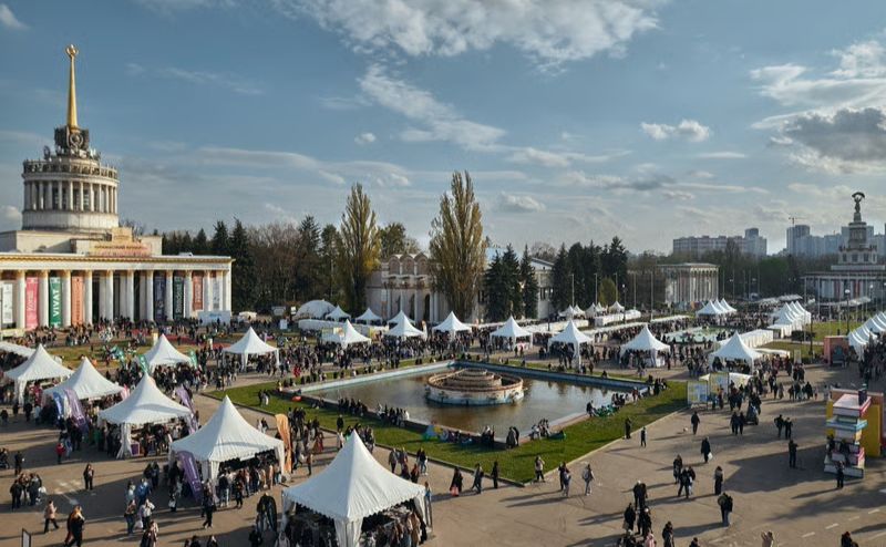 Фото до матеріалу: Попри негоду «Книжкова країна» на ВДНГ зібрала рекордні кошти для військових та сільських бібліотек