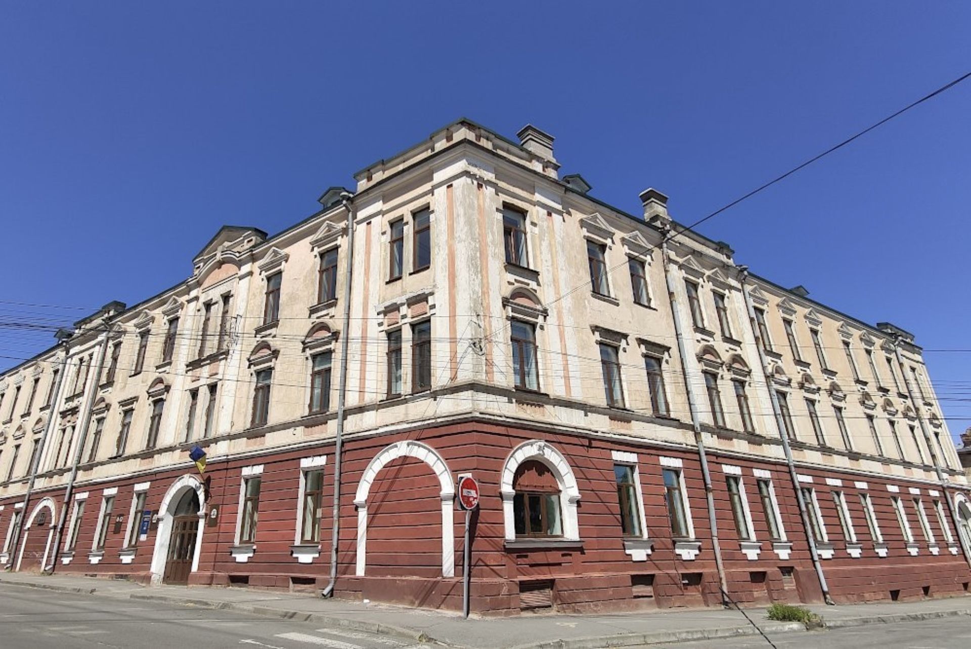 Фото до матеріалу: Історія будівлі на Грушевського: від прибуткового дому до медичного коледжу