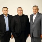 Фото до матеріалу: У Кривому Розі на смітнику знайшли прапори з фото Захисників: власник друкарні пояснив, чому так сталося