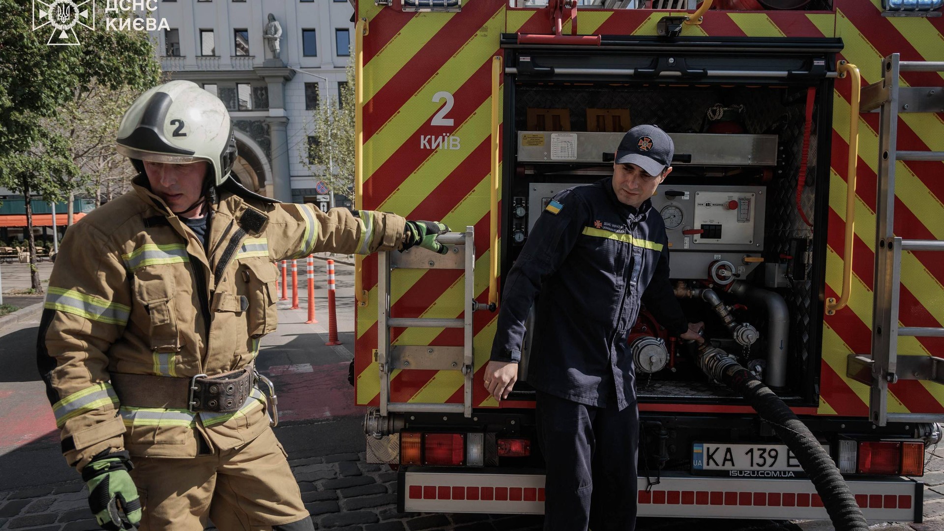 Фото до матеріалу: Пожежа на Прорізній у Києві: загорілося масажне крісло, рятувальники прибули за 17 хвилин