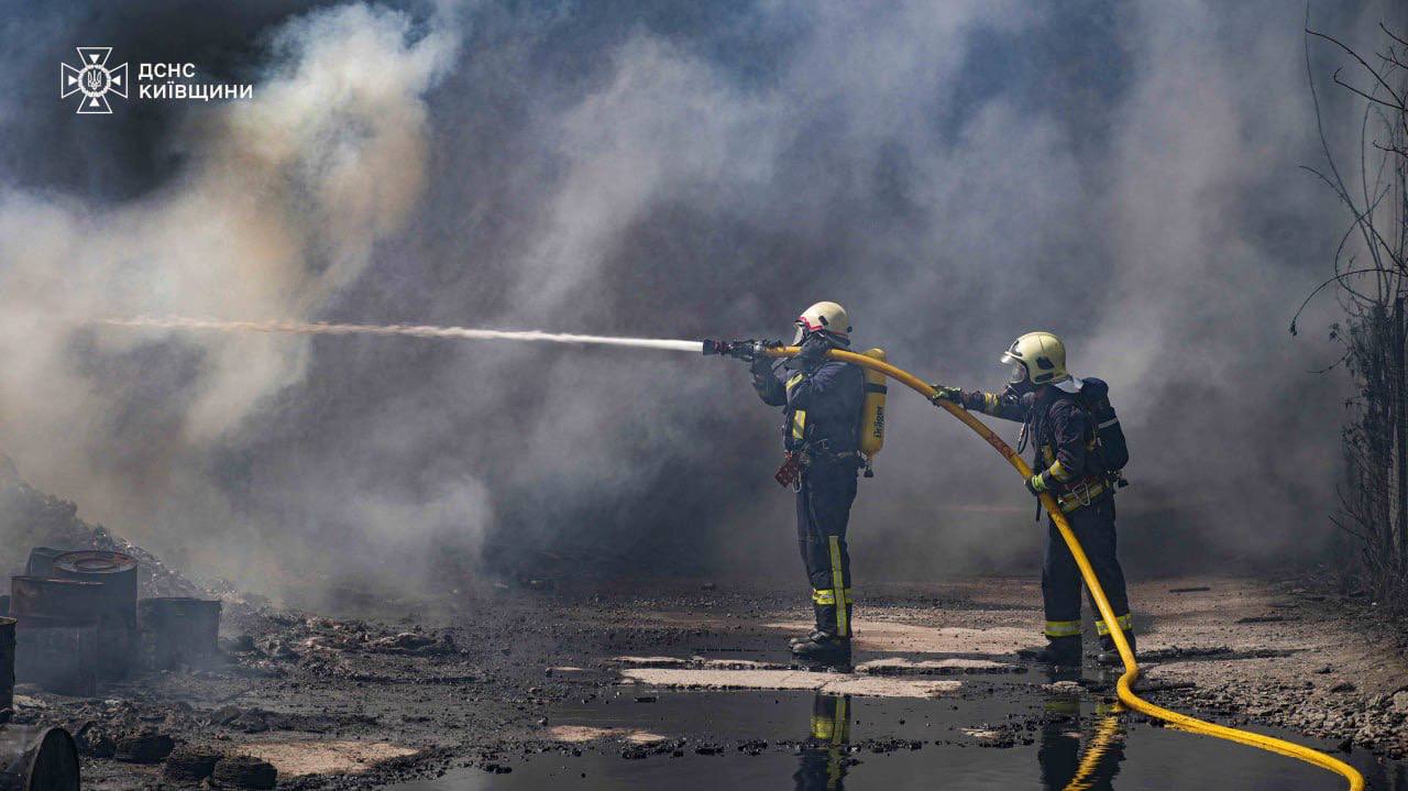 Фото до матеріалу: На Білоцерківщині гасили масштабну пожежу на промисловому підприємстві