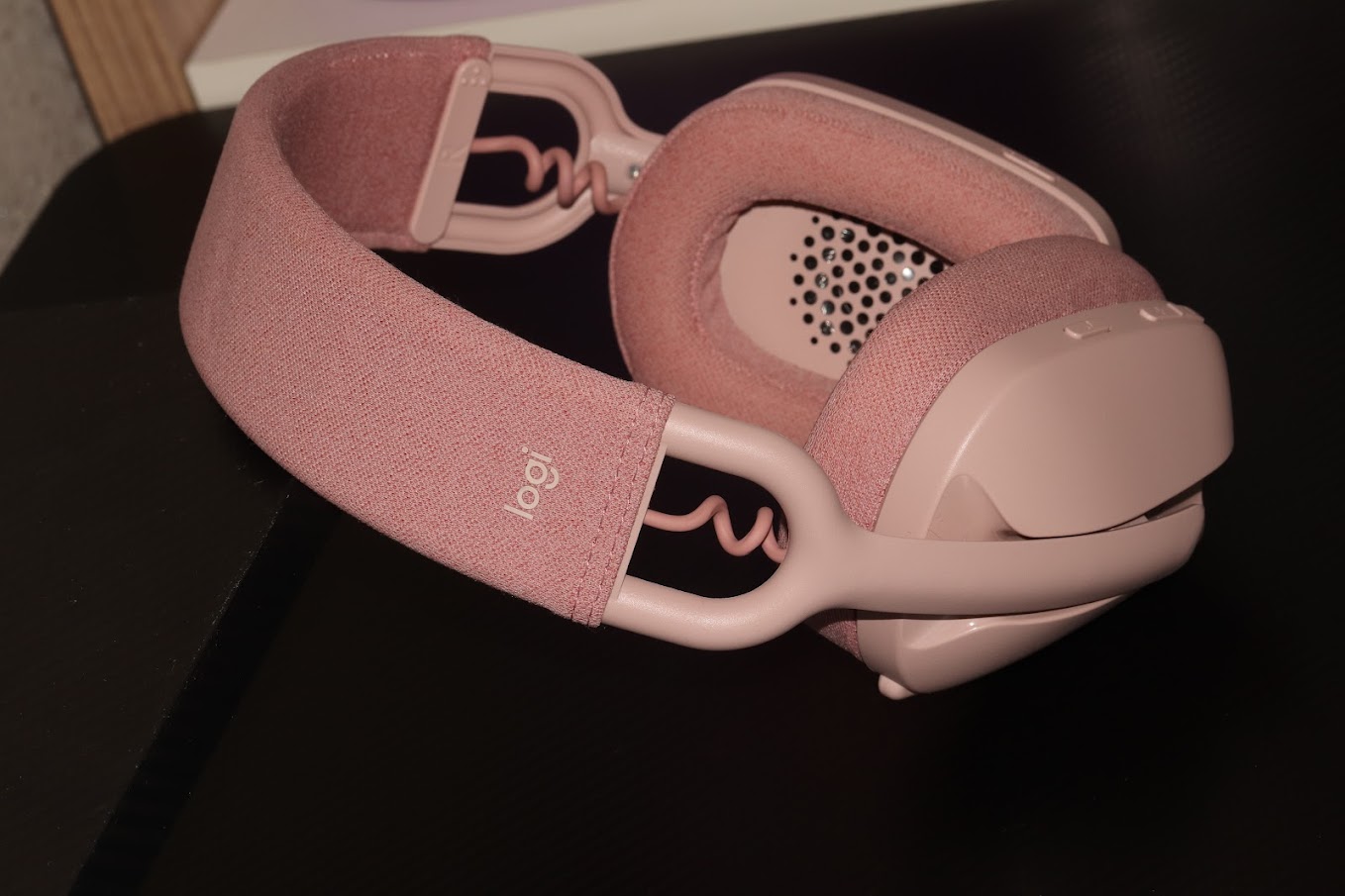 Фото до матеріалу: Logitech Zone Vibe 100 Rose: універсальна бездротова гарнітура для дівчат та дітей