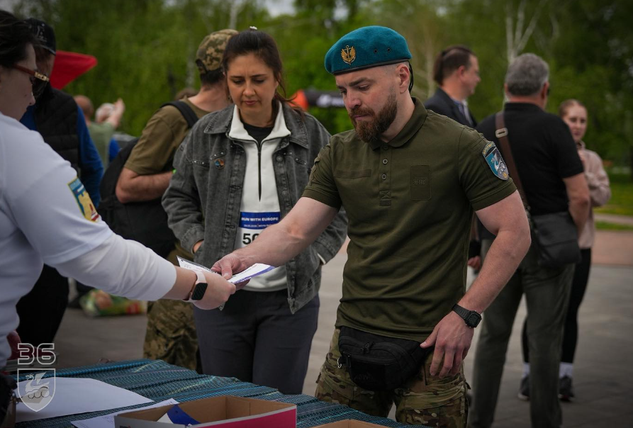 Фото до матеріалу: Бігуни з Європи підтримали миколаївських морпіхів