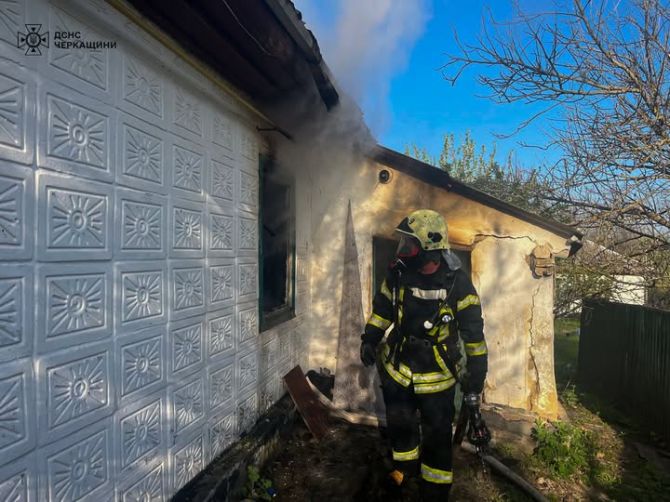 Фото до матеріалу: У Кам'янській громаді жінка під час пожежі отримала опіки ніг