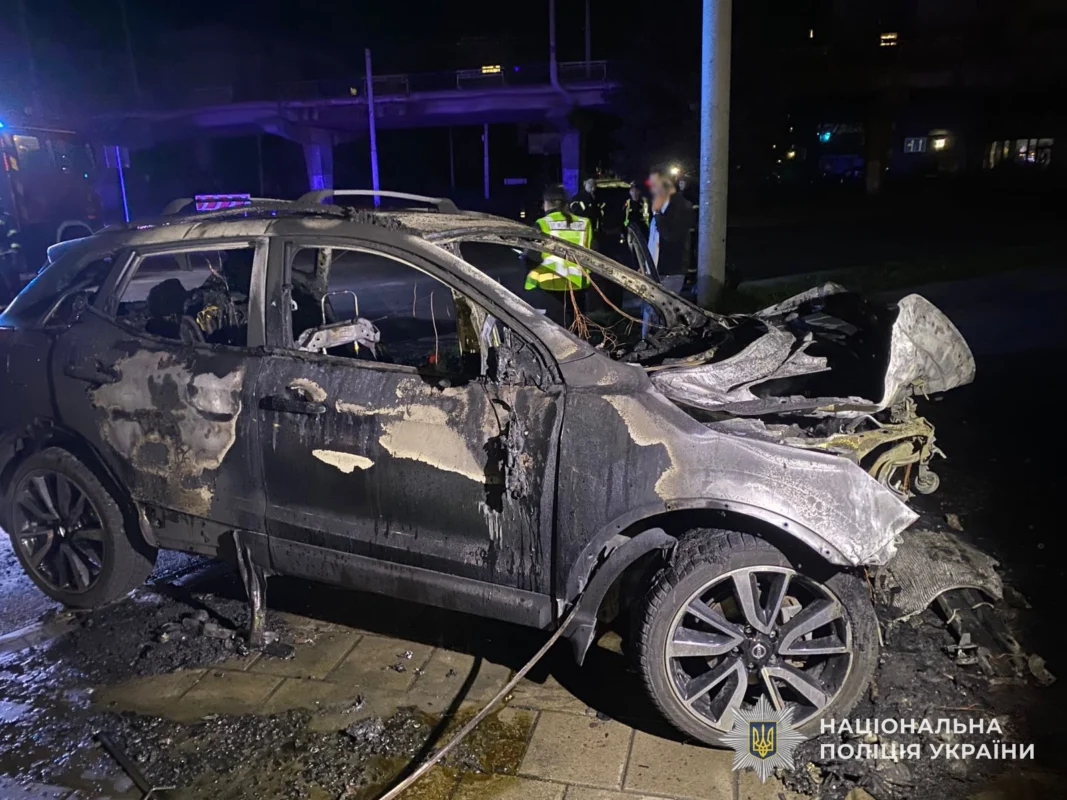 Фото до матеріалу: У центрі Львова: водій у стані сп'яніння викликав пожежу на дорозі