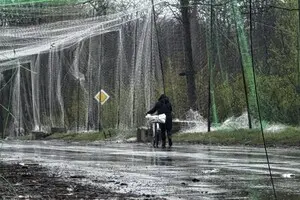 Фото до матеріалу: Уламки дрона впали на цвинтар і дах недобудови в Києві: є поранені