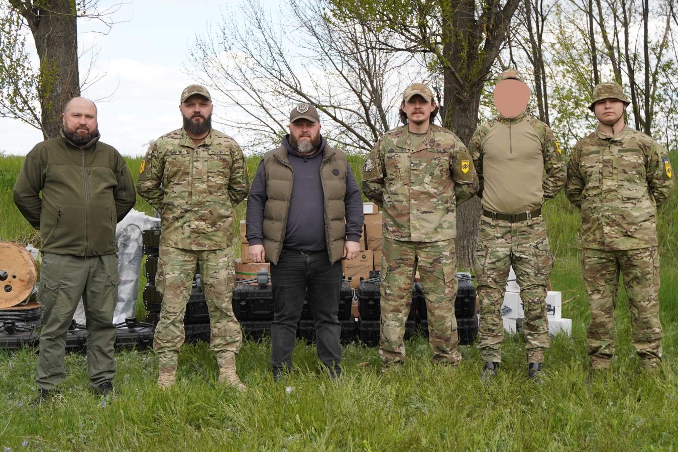 Фото до матеріалу: Харченко передав 12-й бригаді «Азов» дрони та спецзв'язок