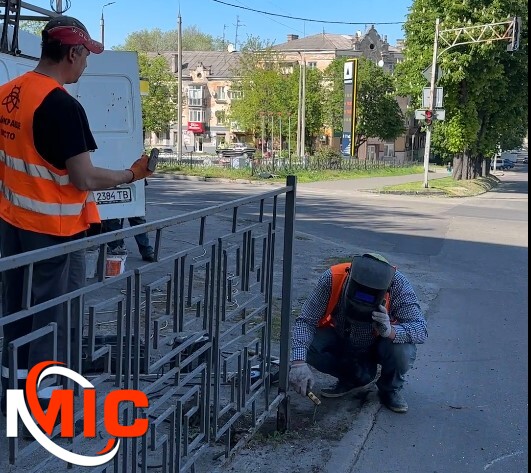 Фото до матеріалу: У Кам'янському замінили пошкоджений паркан після ДТП на проспекті Свободи
