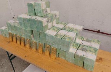 Фото до матеріалу: Інцидент врегульовано: Угорщина повернула кошти та цінності Ощадбанку (ФОТО)