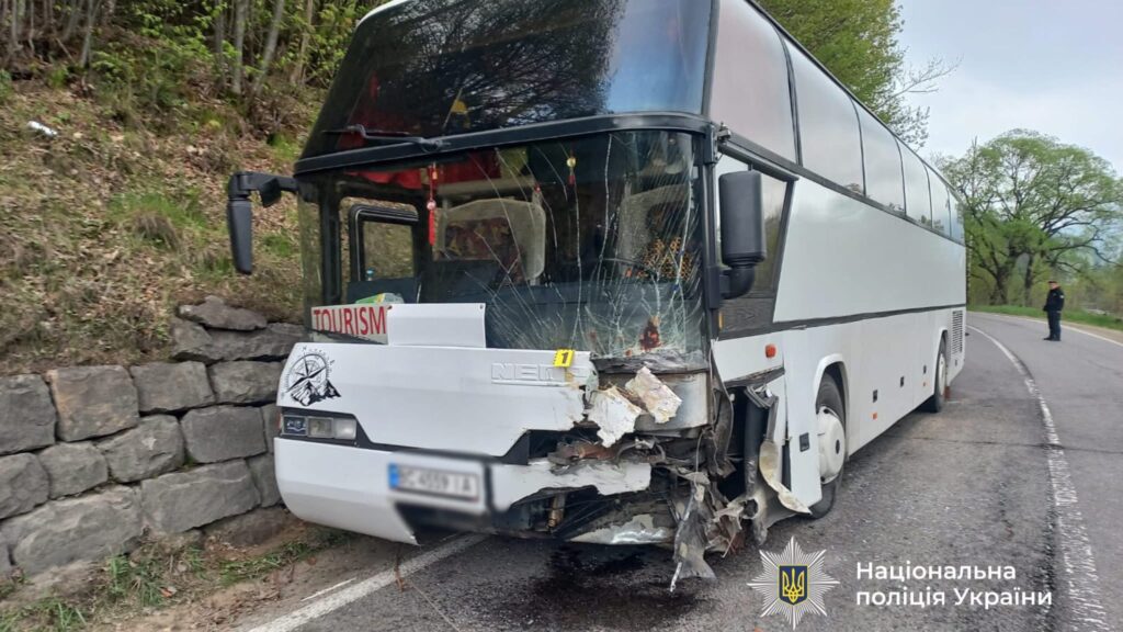 Фото до матеріалу: У Татарові легковик впав у Прут після зіткнення з автобусом