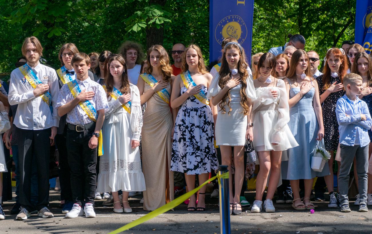 Фото до матеріалу: Останній дзвоник у Києві: коли закінчиться навчання та що чекає на учнів у червні