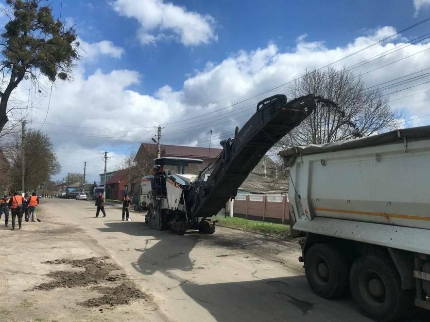 Фото до матеріалу: Там, де вирішується доля фронту: на Харківщині екстрено ремонтують дороги