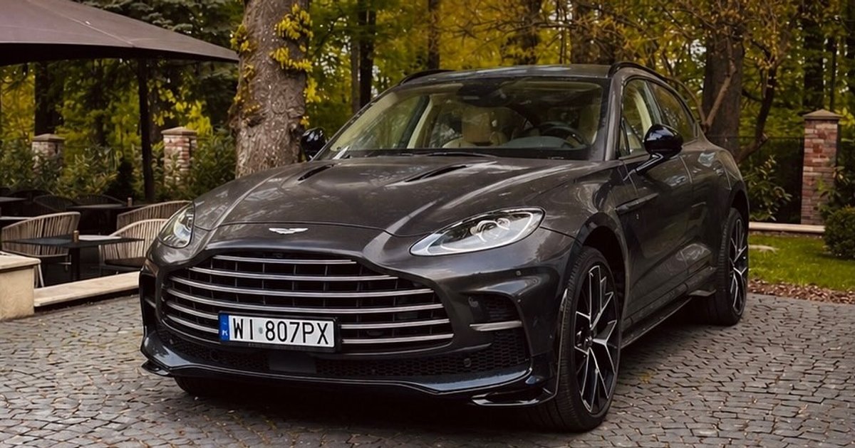 Фото до матеріалу: В Україні помітили ексклюзивний кросовер Aston Martin за 14 мільйонів на "бляхах" (фото)