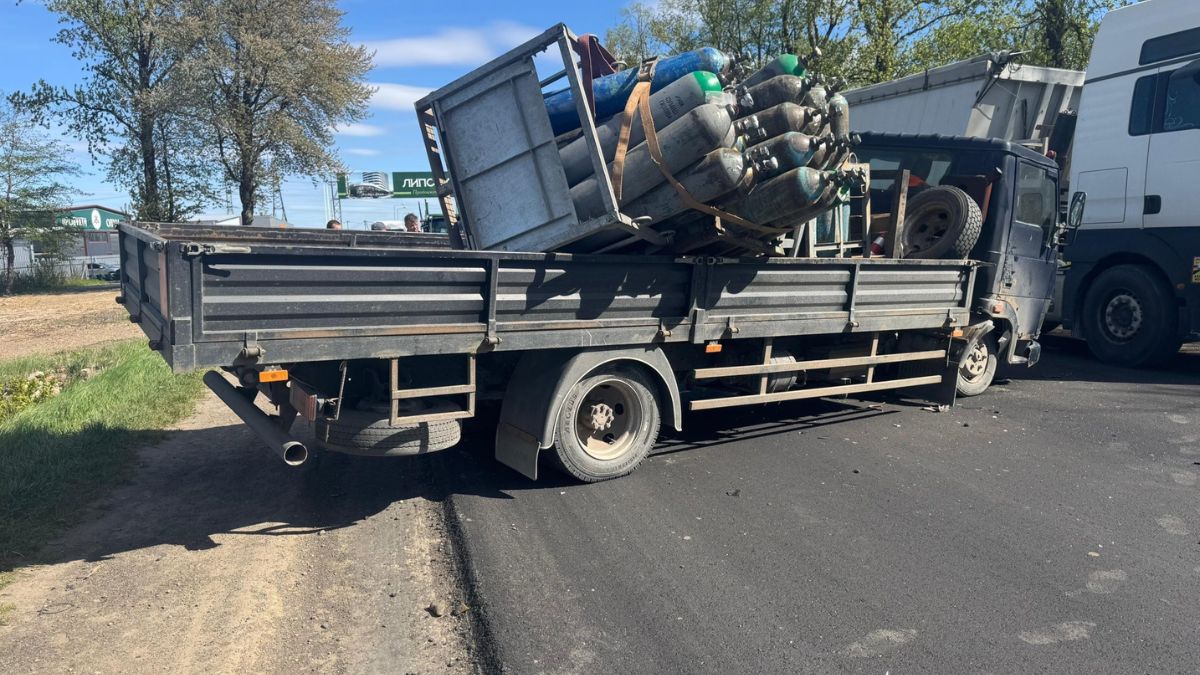 Фото до матеріалу: На Калуському шосе зіткнулися три авто: одного водія госпіталізували