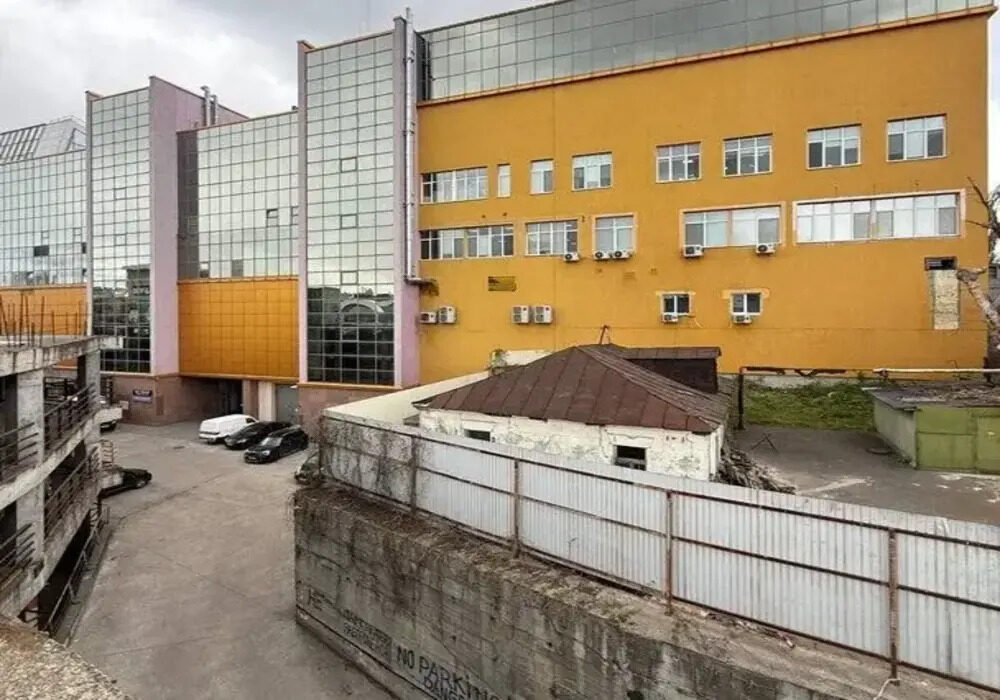 Фото до матеріалу: Серед ТРЦ на Борщагівці виявили столітню хатину — останній слід старого Києва