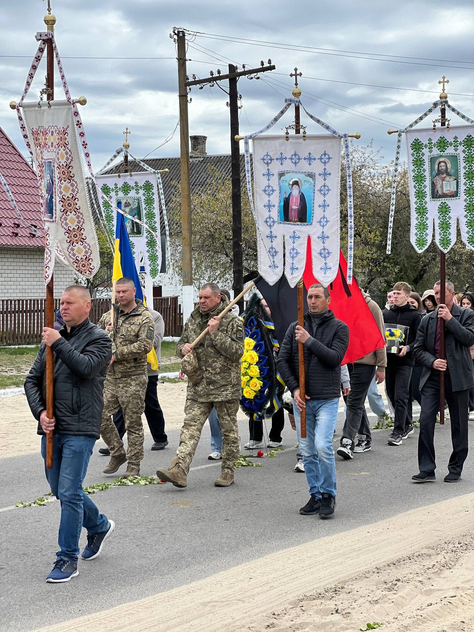 Фото до матеріалу: У Пульмі Шацького району провели в останню путь загиблого захисника Анатолія Занюка