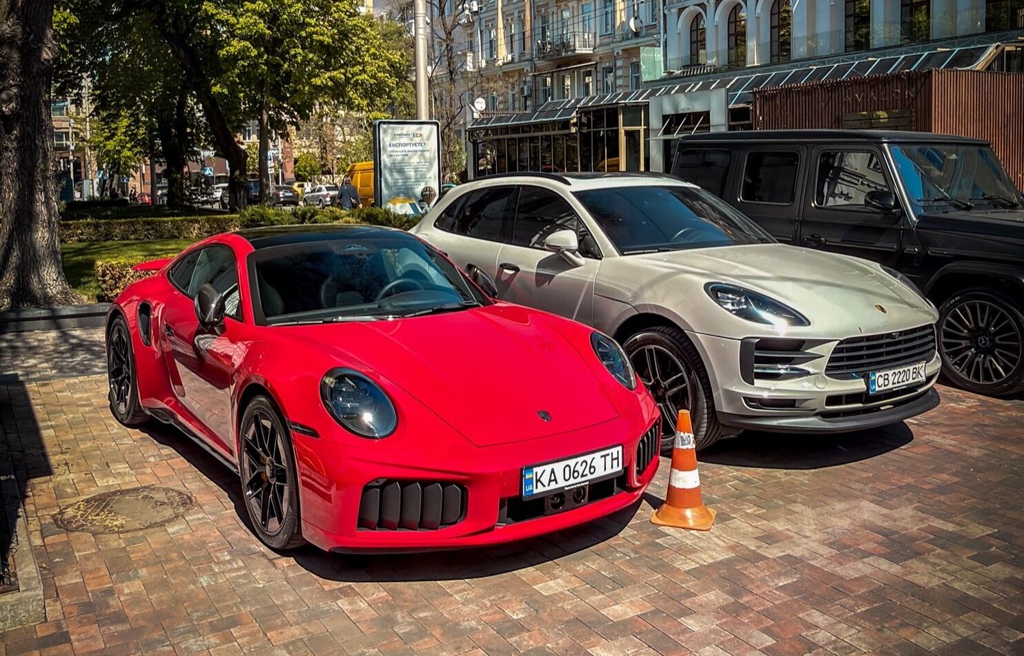 Фото до матеріалу: У центрі Києва з'явився гібридний Porsche 911 Turbo S 992.2: ціна перевищує $300 тисяч